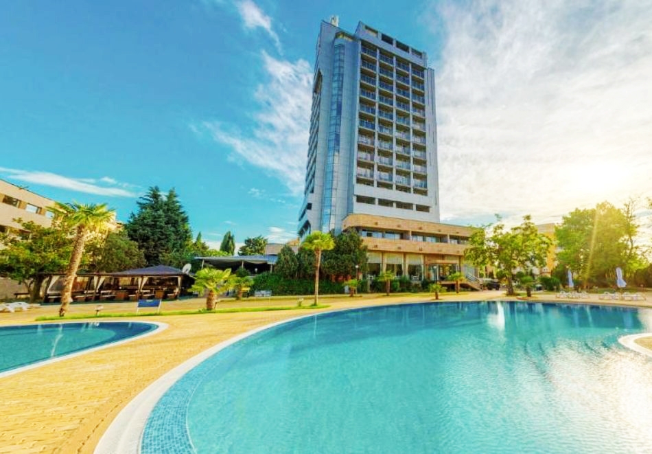 Почивка на 200м. от плажа в Несебър! Нощувка на човек на база All Inclusive  + два басейна в Хотел Каменец***