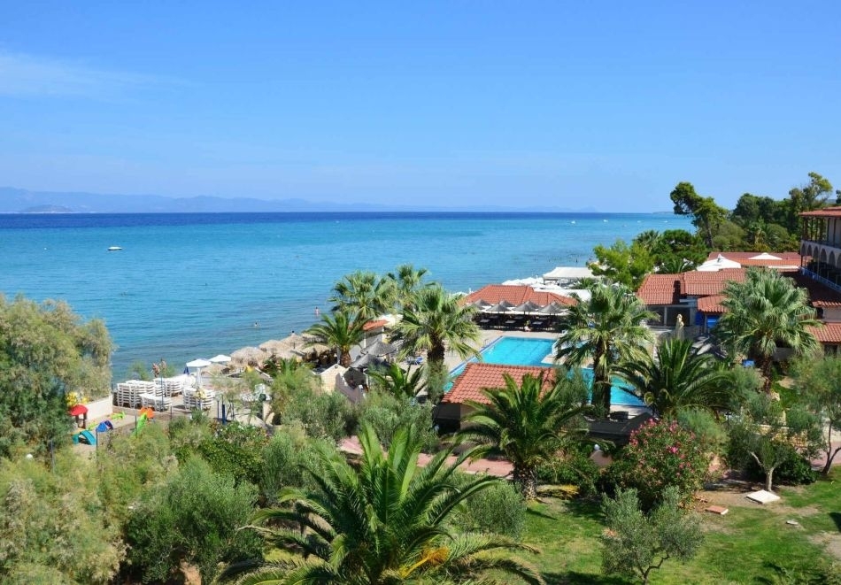 На първа линия в Hotel Lesse****, Ханиоти, Гърция! 3+ нощувки на човек със закуски и вечери + басейни. ДВЕ деца до 7г. БЕЗПЛАТНО!