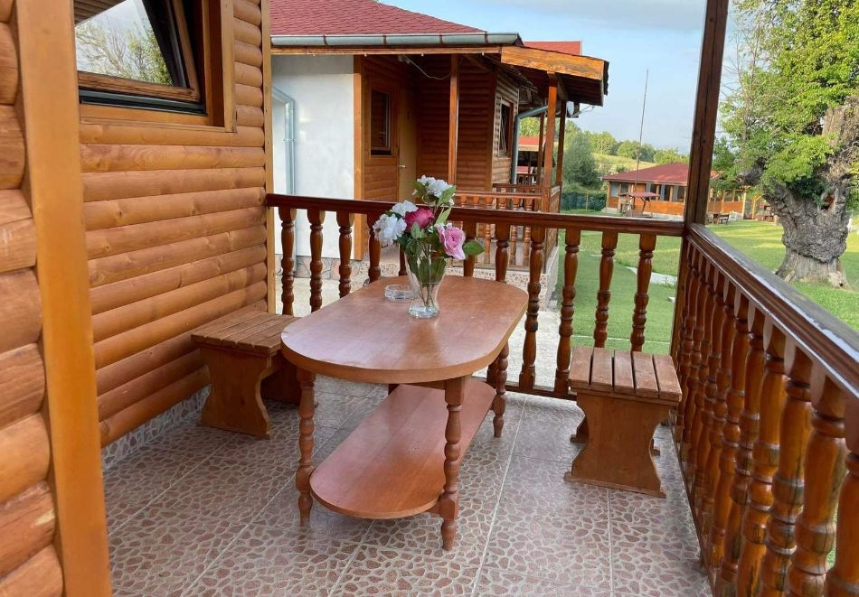 Нощувка в бунгала с капацитет, до 20 човека + ползване на закрита механа с барбекю и детска площадка в Комплекс Елата, с. Заселе