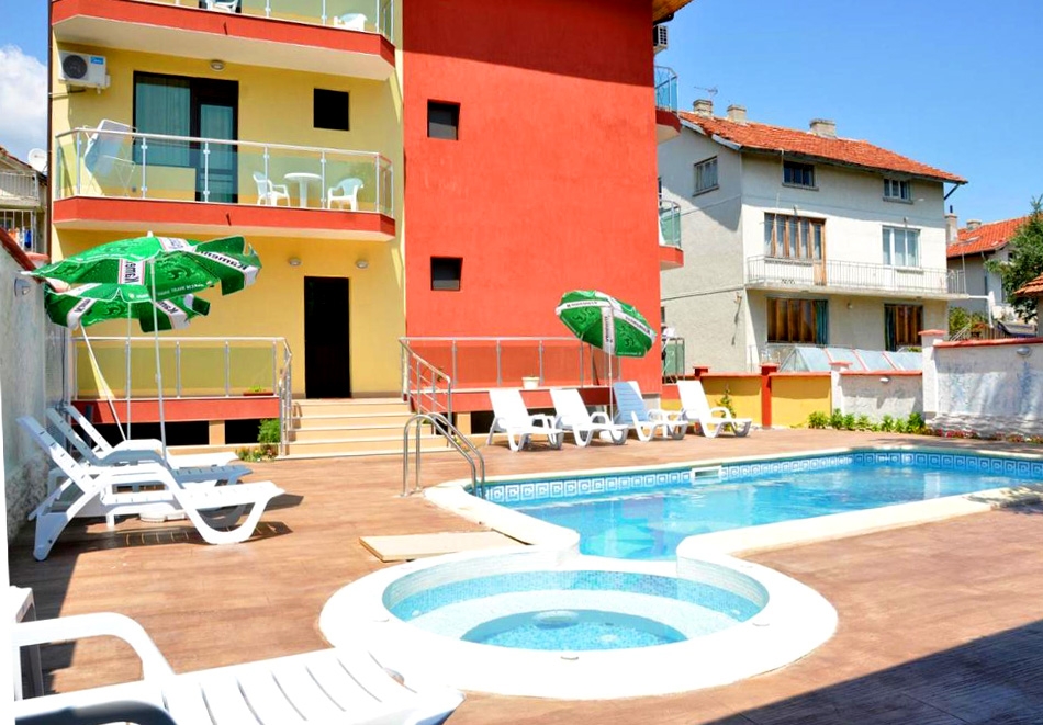 Нощувка на човек със закуска, обяд и вечеря + басейн и релакс зона в хотел Жаки, Кранево