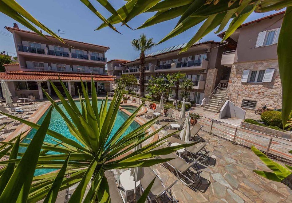 Късно лято на 300м. от плажа в Sarantis Hotel***, Ханиоти, Гърция! 5+ нощувки на човек със закуски + басейн