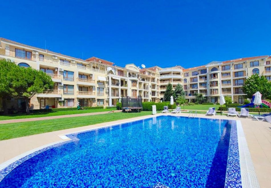 Море 2024 в Свети Влас! Нощувка за 2-ма или 4-ма + басейн и паркомясто в Апартаменти и студиа в комплекс Роял Бей Резиден