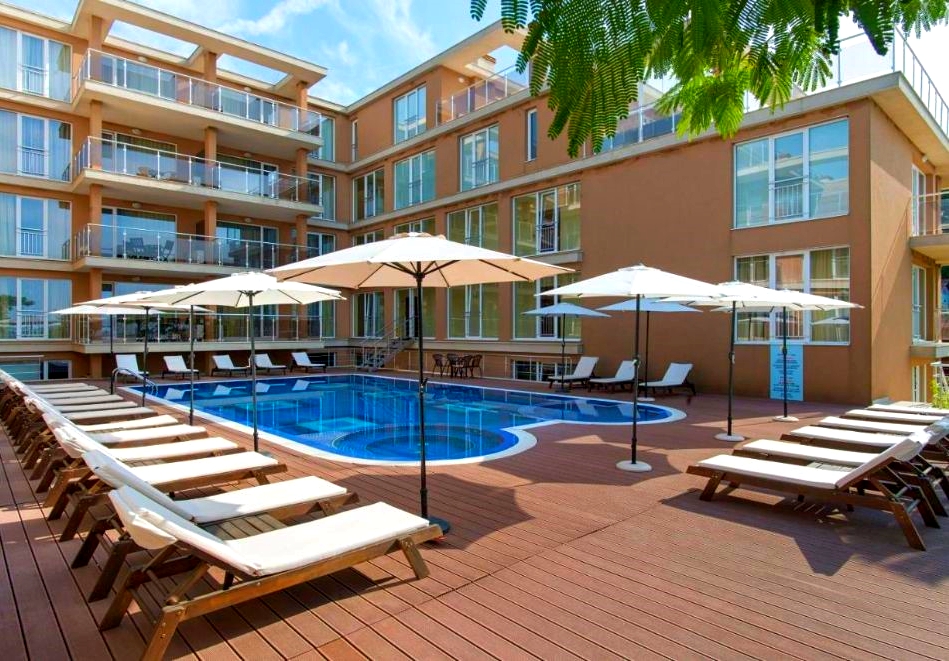 На ПЪРВА линия в Ахтопол! Нощувка за четирима или шестима + басейн от Апартаменти Санта Мария