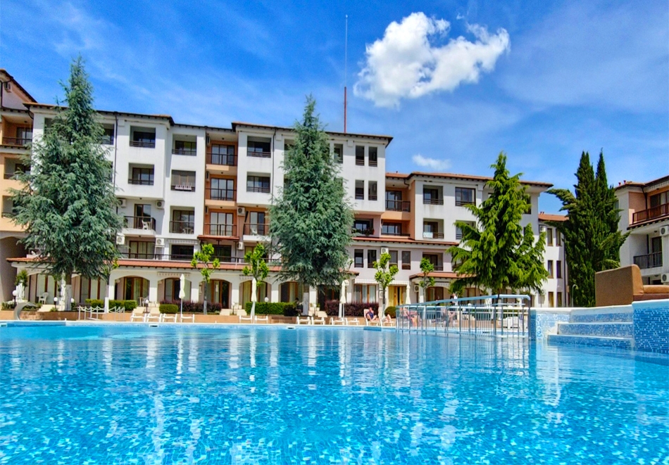 Почивка до кк Албена! Нощувка за двама, трима или четирима човека + басейн от Апартамент Синята Лагуна  в комплекс Хармони Хилс, с. Рогачево