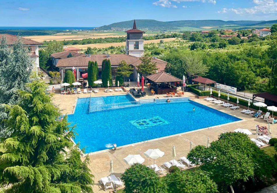 Почивка до кк Албена! Нощувка за двама, трима или четирима човека + басейн от Апартамент Джулия в комплекс Хармони Хилс, с. Рогачево