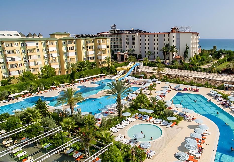 Ultra All Inclusive + басейни и пързалки на 50м. от плажа в Алания, Турция! Автобусен транспорт + 7 нощувки на човек в хотел HEDEF RESORT & SPA 5*