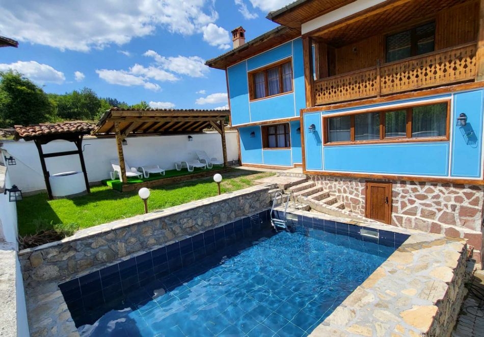 Нощувка в самостоятелнa вила с капацитет до 20 човека във вила Олд Хаус, Копривщица