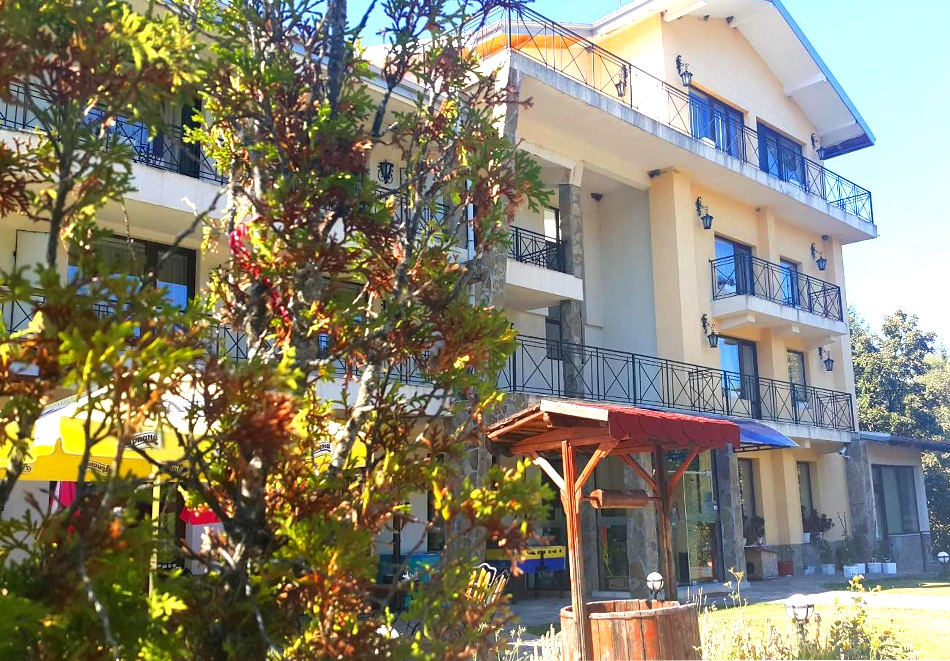 Почивка до Троян! Нощувка на човек със закуска в хотел Виа Траяна, Беклемето