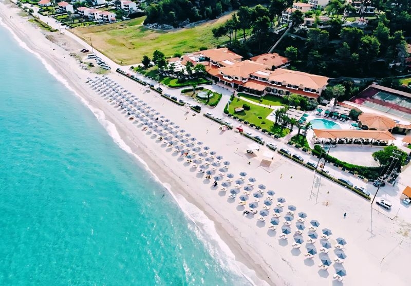 Ранни записвания за лято 2025 на 1-ва линия в Possidi Holidays Resort & Suites Hotel*****,Посиди, Гърция! Нощувка със закуски и вечери на човек + басейн