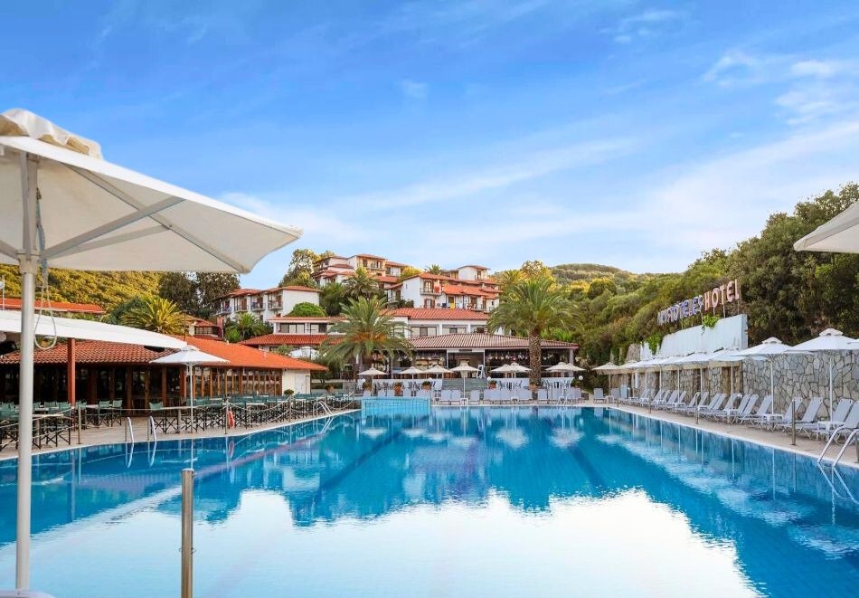 На 150м. от плажа в Урануполи, Гърция! Нощувка на база All Inclusive на човек + басейн, чадър и шезлонг на плажа от хотел Aristoteles Holiday Resort & Spa****