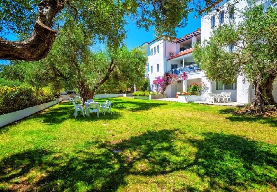 На 100м. от плажа във Faros Apartments, Посиди, Гърция! Нощувка на човек с възможност за закуска и вечеря