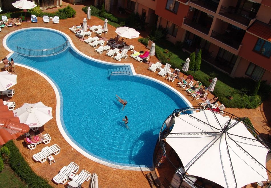 Ранни записвания за море 2025 в Слънчев бряг! Нощувка за 2-ма или 4-ма + басейн в Апартхотел Ефир