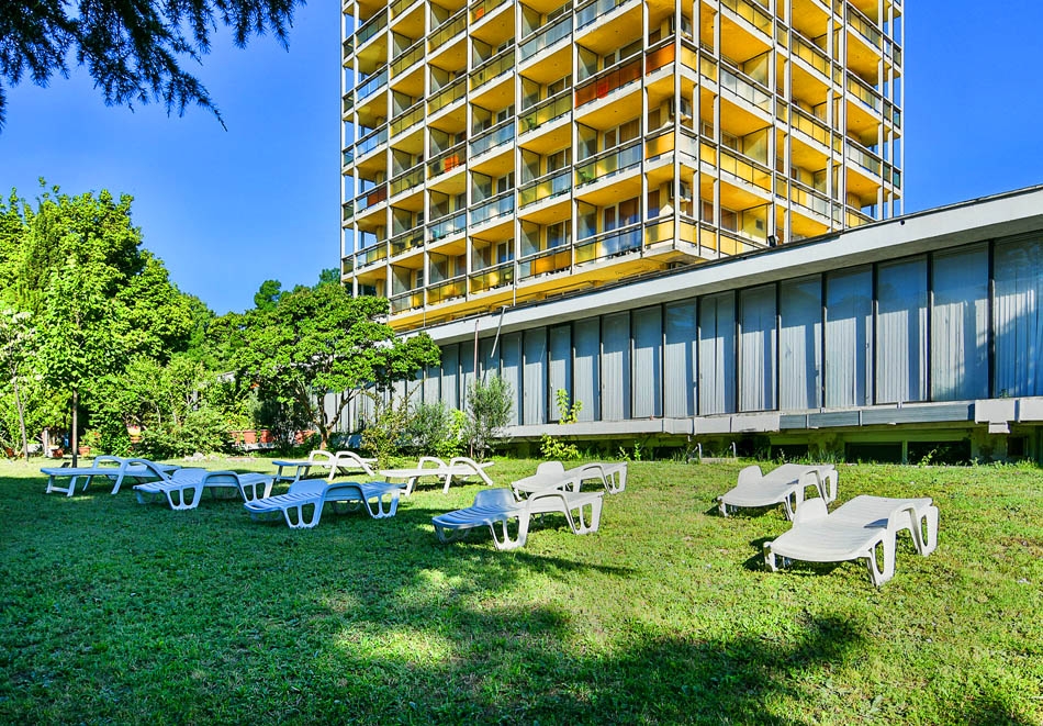 Нощувка на човек със закуска, обяд* и вечеря с напитки + минерален басейн в хотел Фредерик Жолио-Кюри, Св. Св. Константин и Елена. Дете до 11.99г - безплатно! Безплатен паркинг!