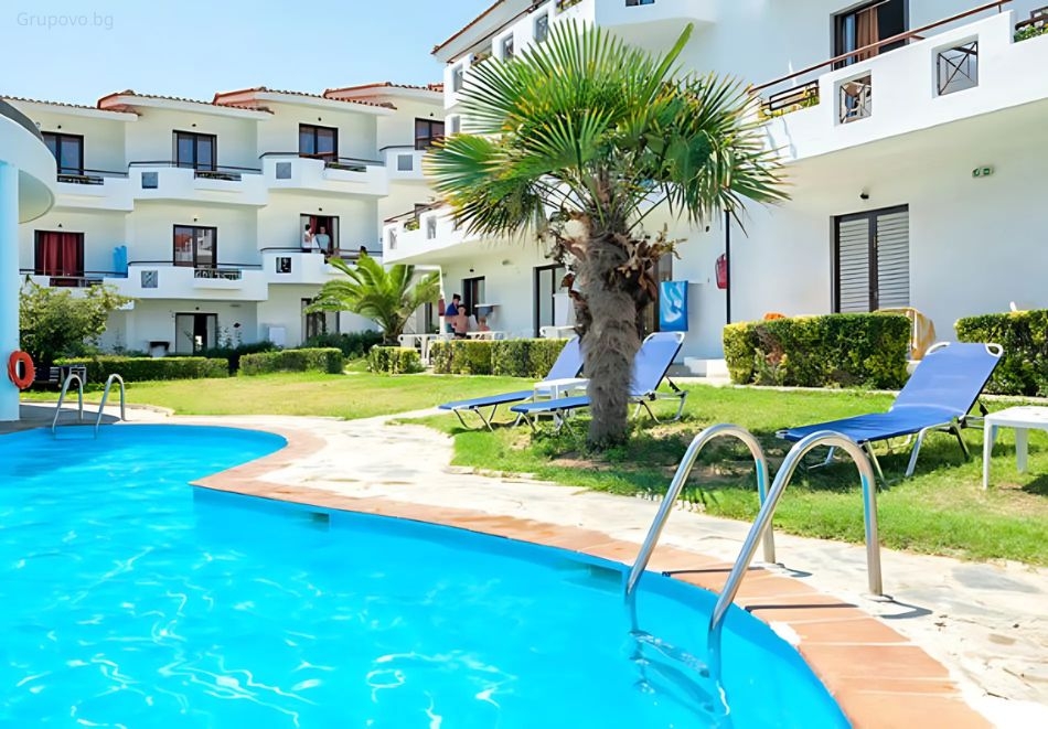 На първа линия в Xenios Dolphin Beach Hotel***, Касандра, Гърция! Нощувка за ДВАМА със закуска и вечеря + басейн