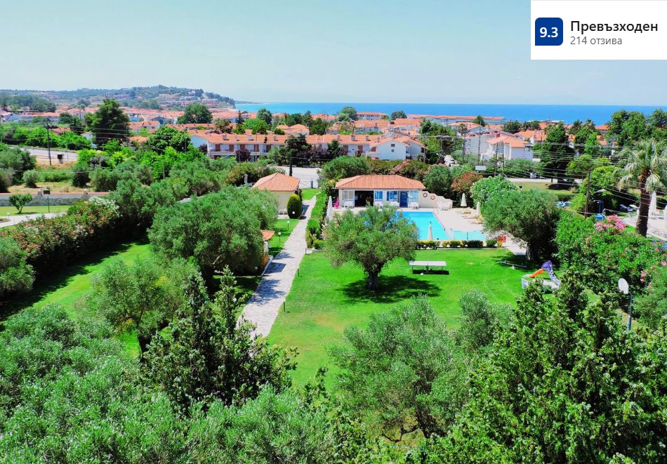 Лято 2025 в Julia Hotel**, Фурка, Касандра, Гърция! Нощувка за ДВАМА със закуска + басейн