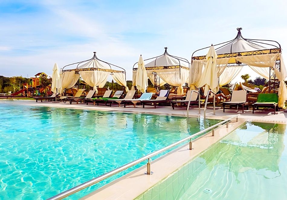 Лято в Кранево! 2+ нощувки на човек със закуски и вечери или на база All Inclusive + минерални басейни + чадър и шезлонг на плажа от Балнеохотел Терма Палас 5*
