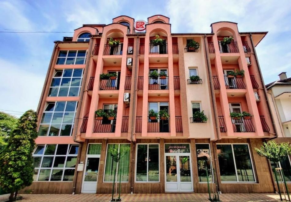 Нощувка за 2, 3 или 4 човека в Арт вила Розалия, Равда