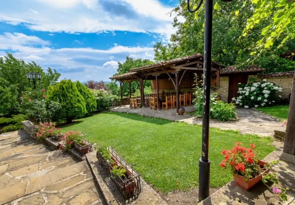 Нощувка в къща с капацитет до 23 човека + ползване на механа и барбекю от Зарковата къща, Жеравна.