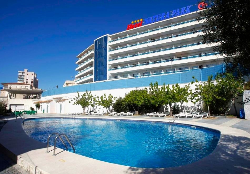 На метри от плажа в Коста Дорада, Испания + тур на Барселона с екскурзовод! Полет от София + 7 нощувки за ДВАМА със закуски, обеди и вечери в Natura Park 4*, Комаруга