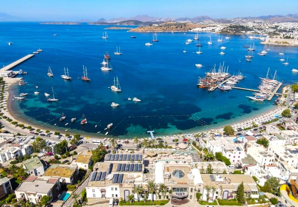 На първа линия в Diamond of Bodrum 5*, Бодрум! Самолетен билет от София + 7 нощувки за ДВАМА на база Ultra All Inclusive