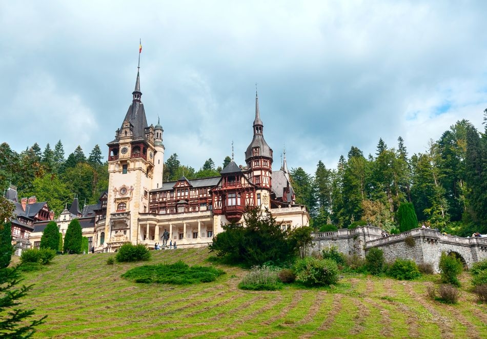 Екскурзия до Букурещ, Бран, Брашов и Синая, Румъния! Автобусен транспорт от София + 2 нощувки на човек със закуски и посещение на замъка Пелеш