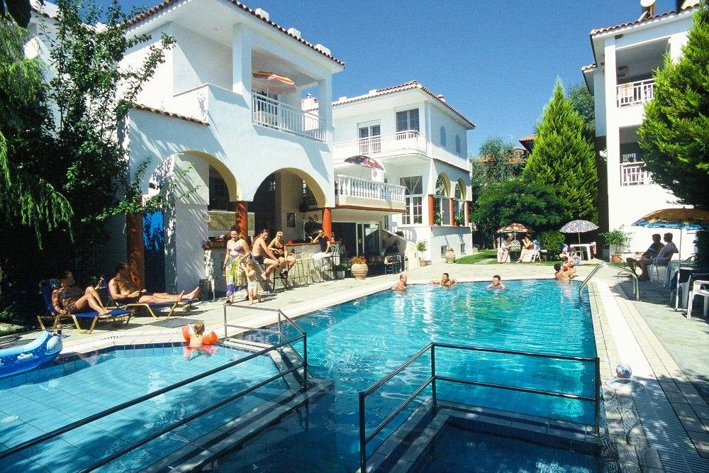 На 80м. от плажа в Hotel Melissa Gold Coast, Псакудия, Гърция! Нощувка за ДВАМА + басейн. Дете до 6г. безплатно!