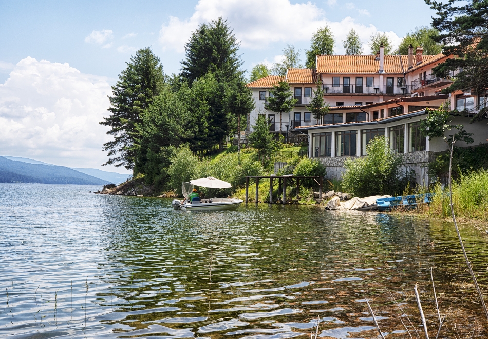 Почивка на брега на язовир Доспат! 2+ нощувки за ДВАМА със закуски или закуски и вечери в хотел Емили, Сърница