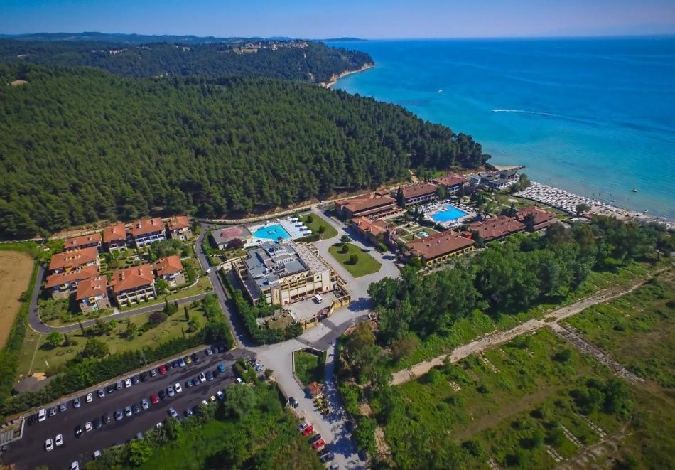 На първа линия през септември в Simantro Resort 5*, Сани, Гърция! Нощувка за ДВАМА със закуска и вечеря + басейн
