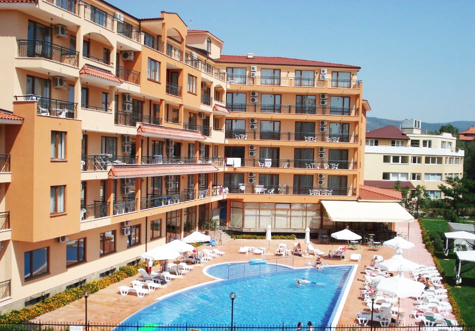 Лято в Слънчев бряг! Нощувка за 2-ма или 4-ма + басейн в Апартхотел Хепи