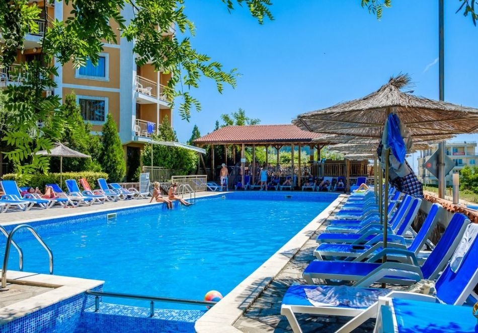 Нощувка на човек на база All Inclusive + басейн от хотел Вемара Клуб, до Бяла