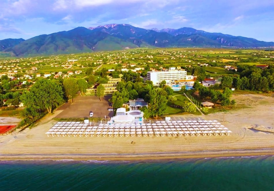 На първа линия в хотел Olympian Bay 4*, Лептокария, Гърция! All Inclusive нощувка за ДВАМА + басейни