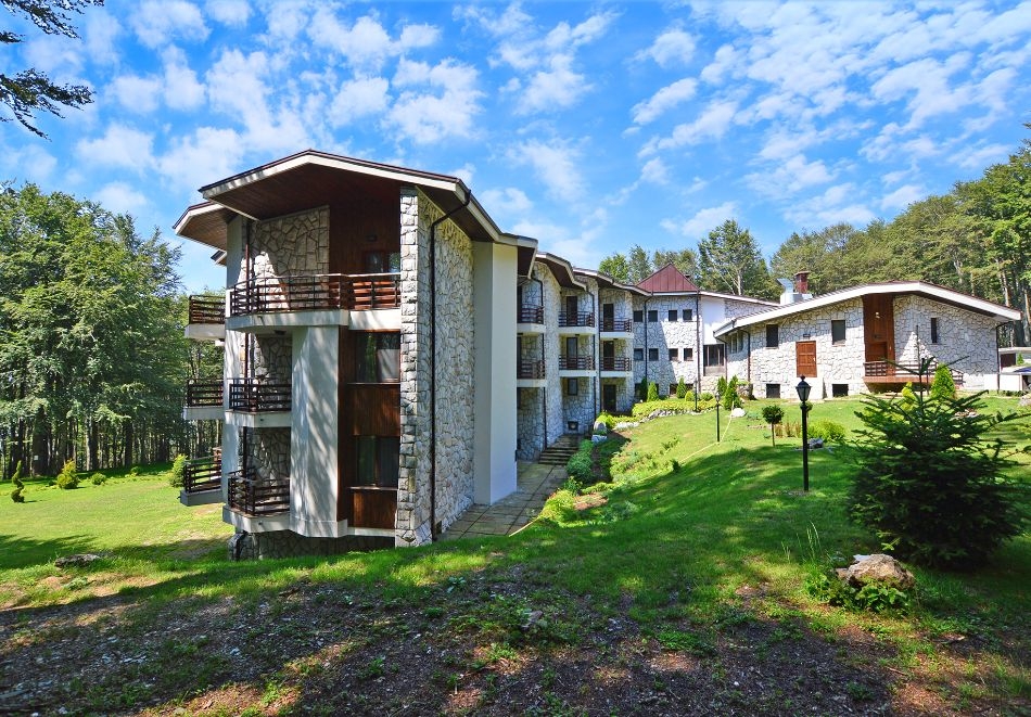 Почивка край връх Бузлуджа! Нощувка за двама със закуска + джакузи, сауна и парна баня в хотел Еделвайс