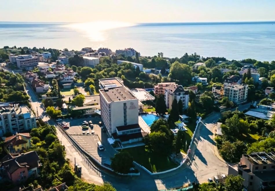 Нощувка на база All inclusive на човек + басейн и паркинг в хотел Детелина***,  район Чайка - Златни Пясъци