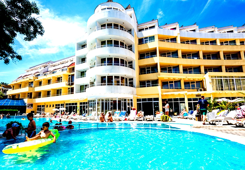21.07 - 25.08 в Слънчев бряг! Нощувка на човек на база All Inclusive Light + външен басейн и паркинг от хотел Сън Палас****. Дете до 11.99г - Безплатно!