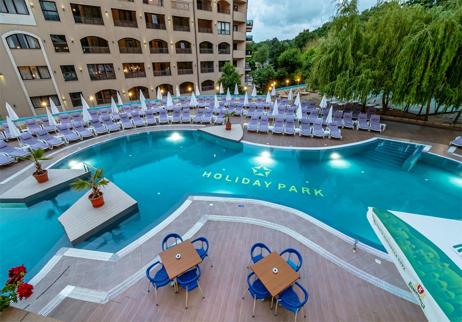 All Inclusive нощувка на човек + басейн и анимация от хотел Холидей Парк****, Златни пясъци. Дете до 12.99г. - БЕЗПЛАТНО!