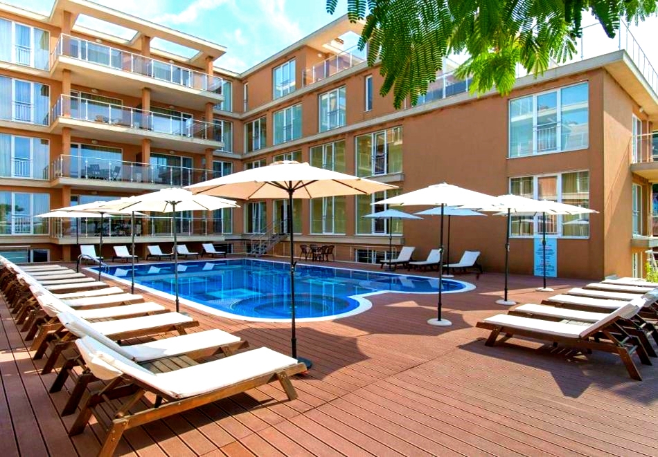 На ПЪРВА линия в Ахтопол! Нощувка за четирима или шестима + басейн от Апартаменти Санта Мария