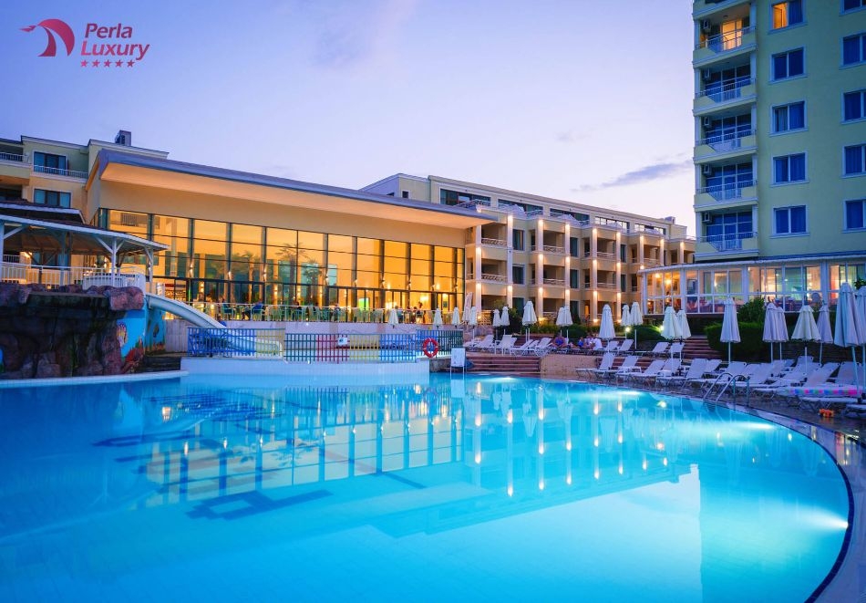 Нощувка на човек на база All Inclusive + шезлонг и чадър на плажа + безплатен вход за Аквапланет Приморско от хотел Перла Бийч Лъкшъри&Голд*****, Приморско