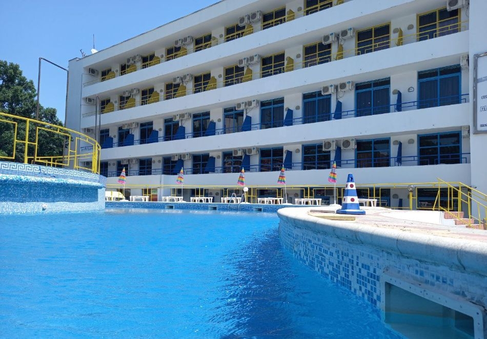 Нощувка за двама или трима на база All inclusive Light + басейн в хотел Карнивал, Златни пясъци