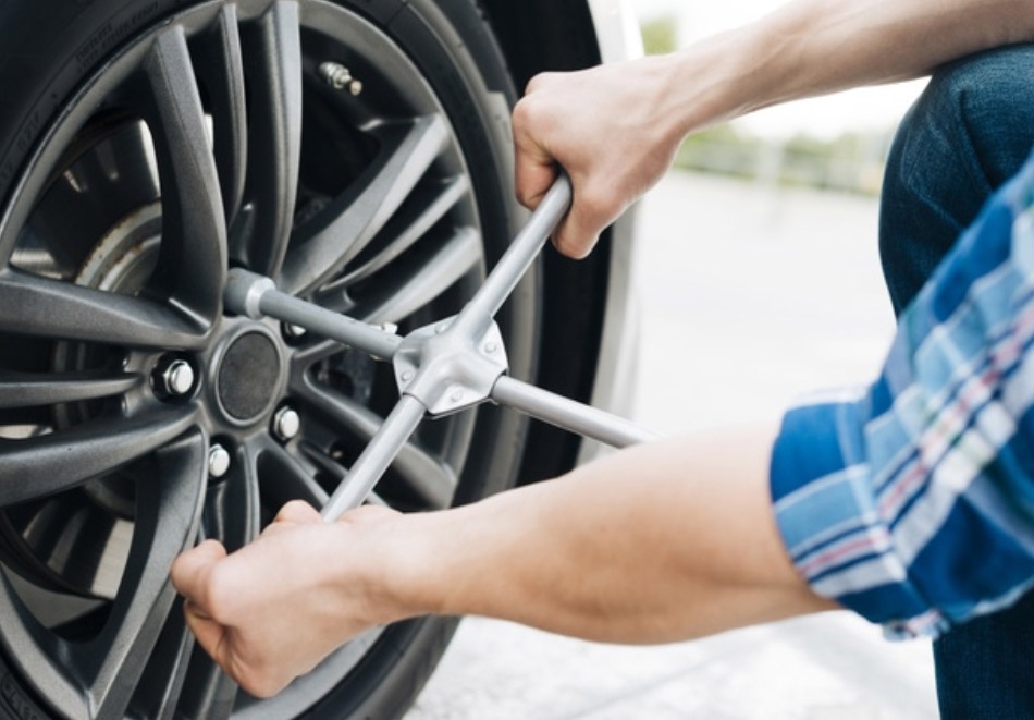 Смяна 2 броя на гуми: сваляне, качване, монтаж, демонтаж на промо цени от автоцентър Торнадо, ул. Опълченска №15