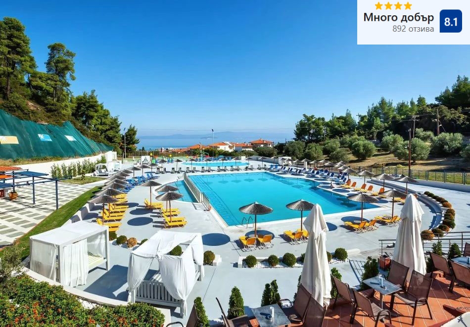 През септември в Atrium Hotel****, Пефкохори, Гърция! Нощувка за ДВАМА със закуска и вечеря или на база All Inclusive + басейн