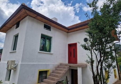 Нощувка в самостоятелна къща с капацитет 6 човека в Цветна къща за гости Девияни, с. Говедарци