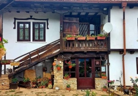 Почивка край Габрово! Нощувка за 6, 8 или 10 човека и ползване на механа от Балканджийска къща, с. Живко
