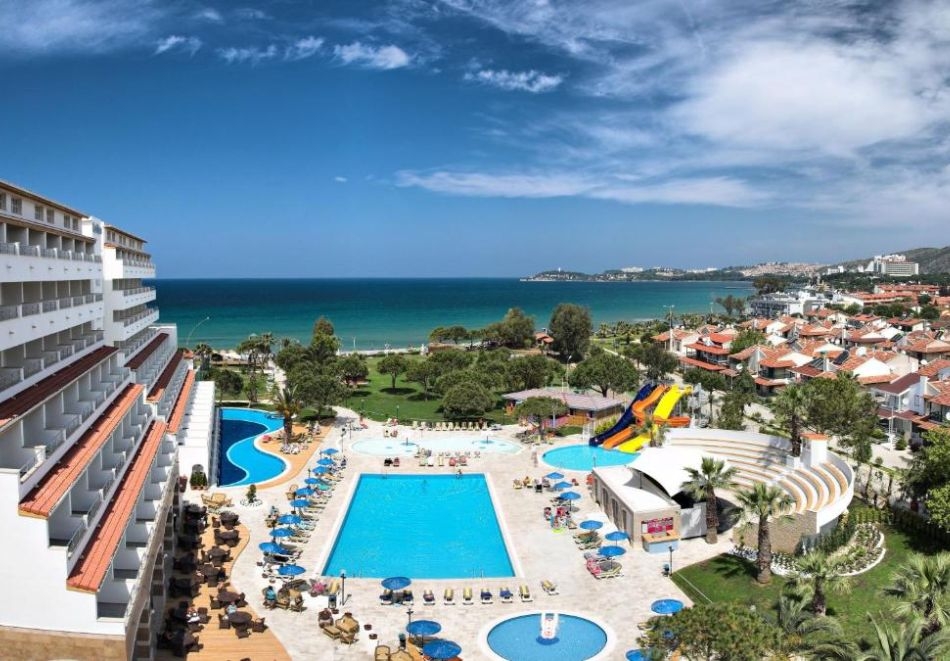 	 На първа линия в BATIHAN BEACH RESORT 4*, Кушадасъ, Турция! Автобусен транспорт + 7 нощувки на човек на база All Inclusive. Дете до 12.99г. безплатно! 