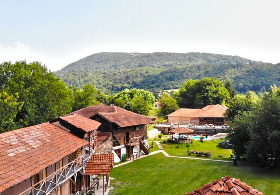 Нова Година в Етно село Стара Планина, Сърбия! Транспорт + 3 нощувки на човек със закуски, вечери + Новогодишна вечеря с жива музика и неограничена консумация на напитки. Посещение на Пирот, Цариброд и Темски манастир