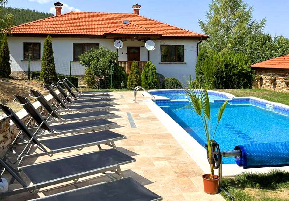 Почивка, край Кюстендил! Нощувка в самостоятелна къща с капацитет до 13 човека от Къща за гости Чардака, с. Невестино