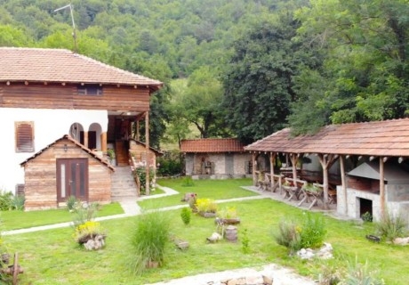 8 декември в Етно село Стара Планина, Сърбия! Транспорт от София + 1 нощувка на човек със закуска и вечеря с жива музика и неограничена консумация на напитки. Посещение на Пирот, Цариброд и Темски манастир