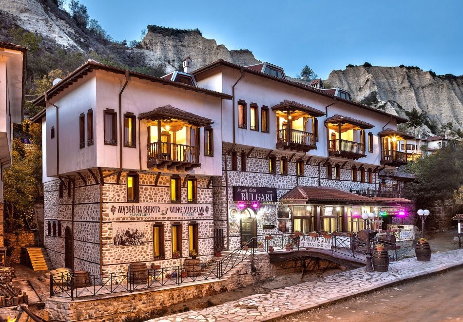 Нощувка на човек със закуска и с възможност за вечеря + посещение на музея на виното + релакс зона в семеен хотел Булгари***, Мелник