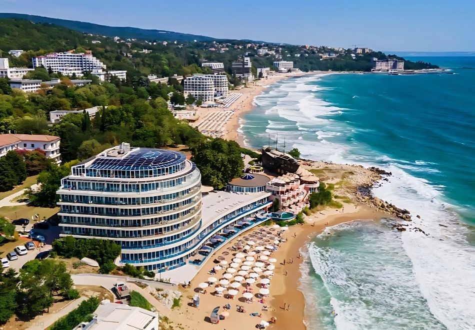 Нощувка на човек със закуска + термални външни и вътрешни басейни + СПА от хотел Сириус Бийч, Св. Св. Константин и Елена! Дете до 11.99 БЕЗПЛАТНО!