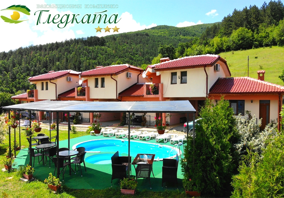Почивка край Павел Баня! Нощувка на човек със закуска във Ваканционен комплекс Гледката. с Скобелево