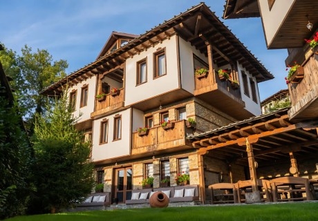 С компания в Лещен: Наем за една нощувка със закуска на самостоятелна къща с капацитет 4, 8 или 16 човека + басейн релакс пакет от Къща за гости Родопски кът